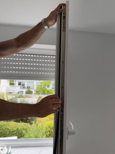 Dichtungen wechseln Eine Person hält einen Rollladen hoch, während er geöffnet wird.